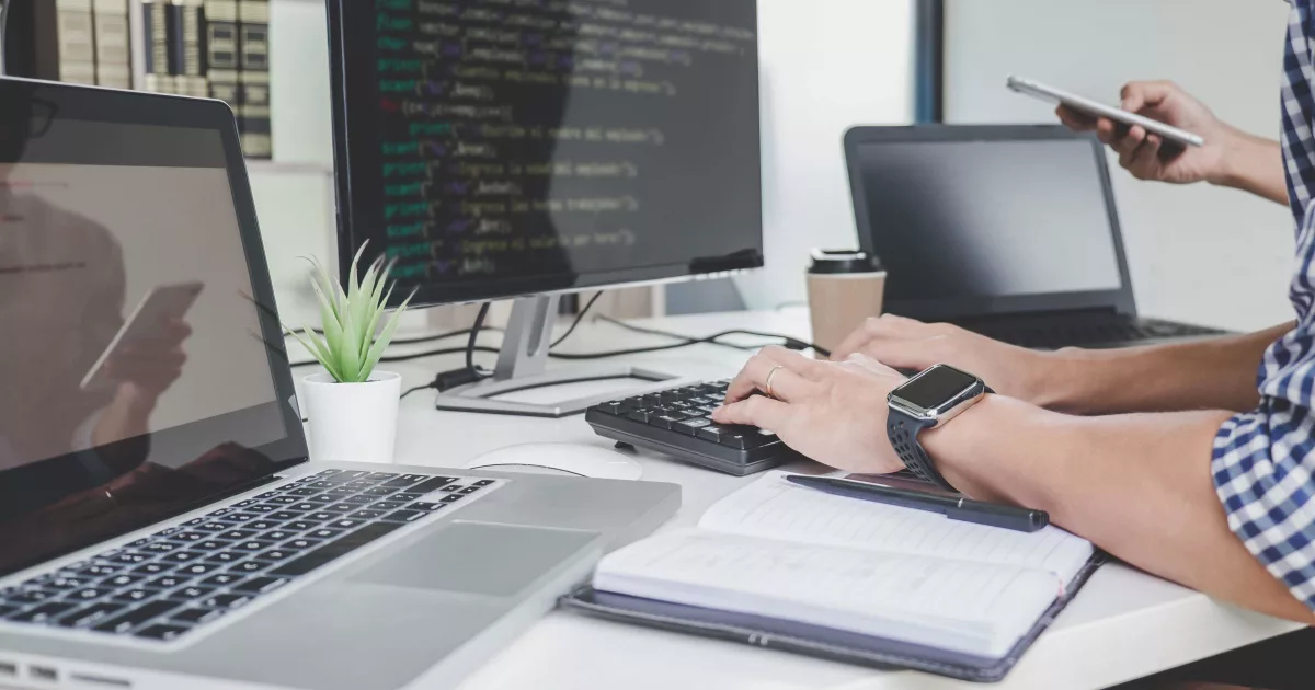 Websites à Medida e Websites CMS: Vantagens e Desvantagens